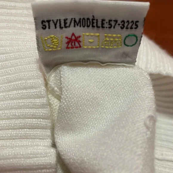 V neck white sweater from Dynamite. Size XS. - Picture 4 of 4